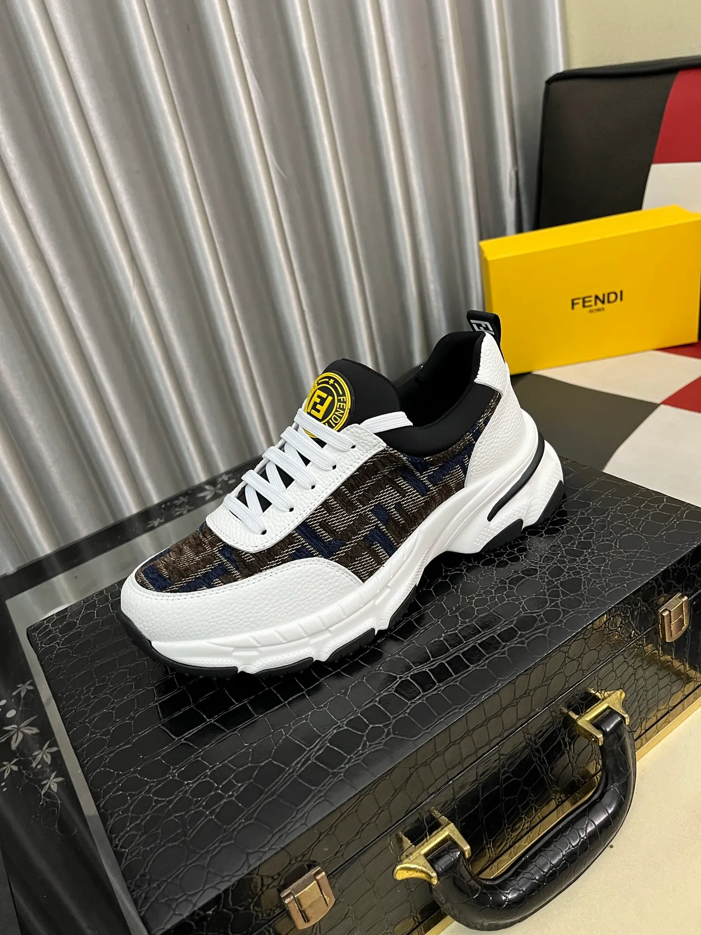 Men's Men's Shoes💰458⌚️⌚️[FENDI] Fendi's classic and comfortable men's, this sophisticated sneaker is made of soft calfskin➕genuine leather lining➕original ultra-light rubber material with rough outsole. This unique and light style suits the casual and sophisticated sensibility of this season. Size: 38-443️⃣Colors available